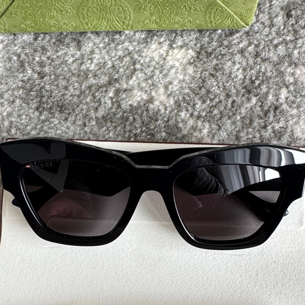 Gucci Women's GG1422S Sunglasses. New Never worn, comes with bag and case.